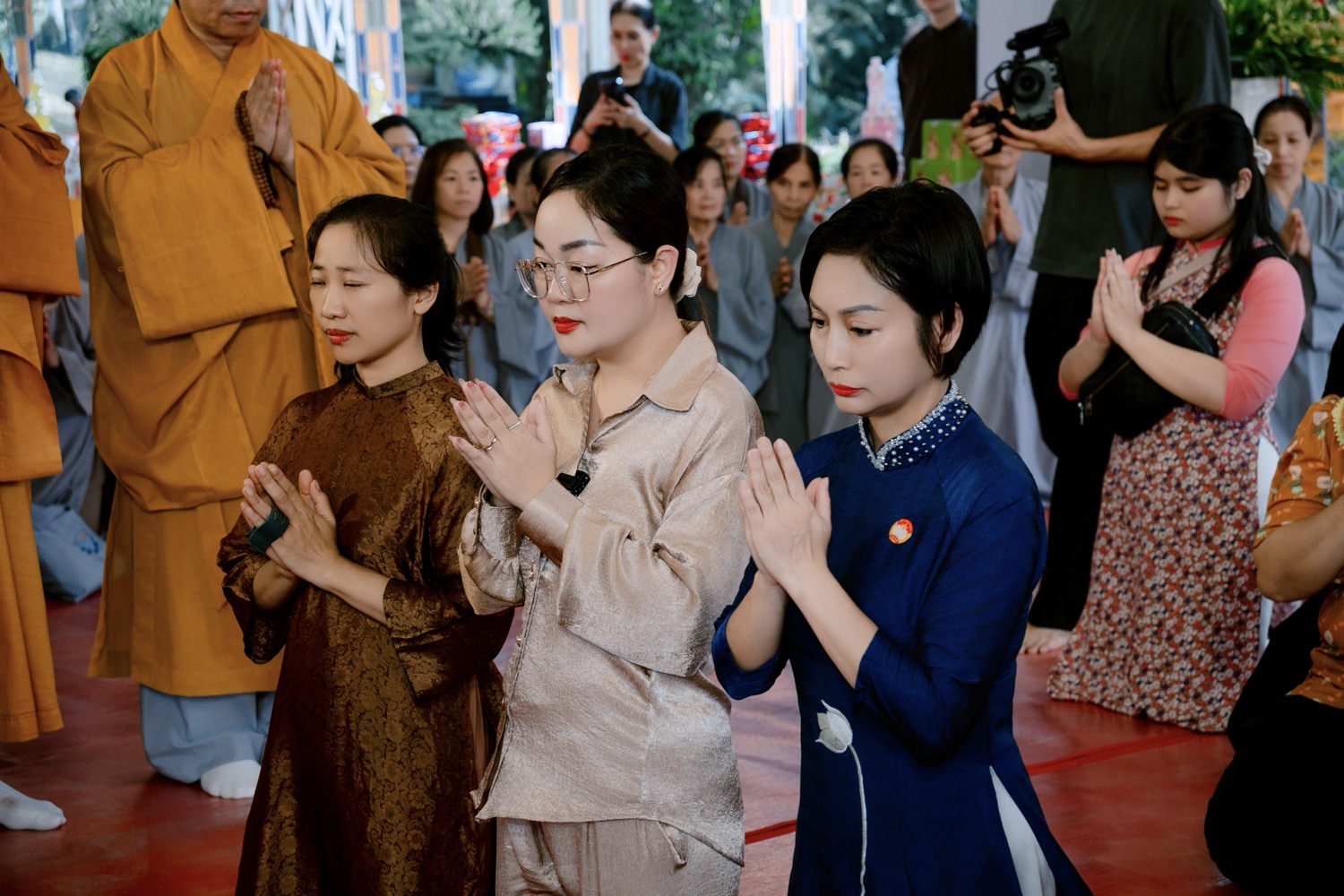 Hoa hậu Hoàng Thanh Nga cùng ông xã tham dự Lễ Kỳ Siêu tưởng niệm anh linh liệt sĩ tại Công viên Văn hóa Lê Thị Riêng