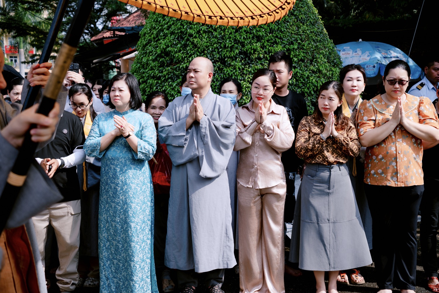 Hoa hậu Hoàng Thanh Nga cùng ông xã tham dự Lễ Kỳ Siêu tưởng niệm anh linh liệt sĩ tại Công viên Văn hóa Lê Thị Riêng