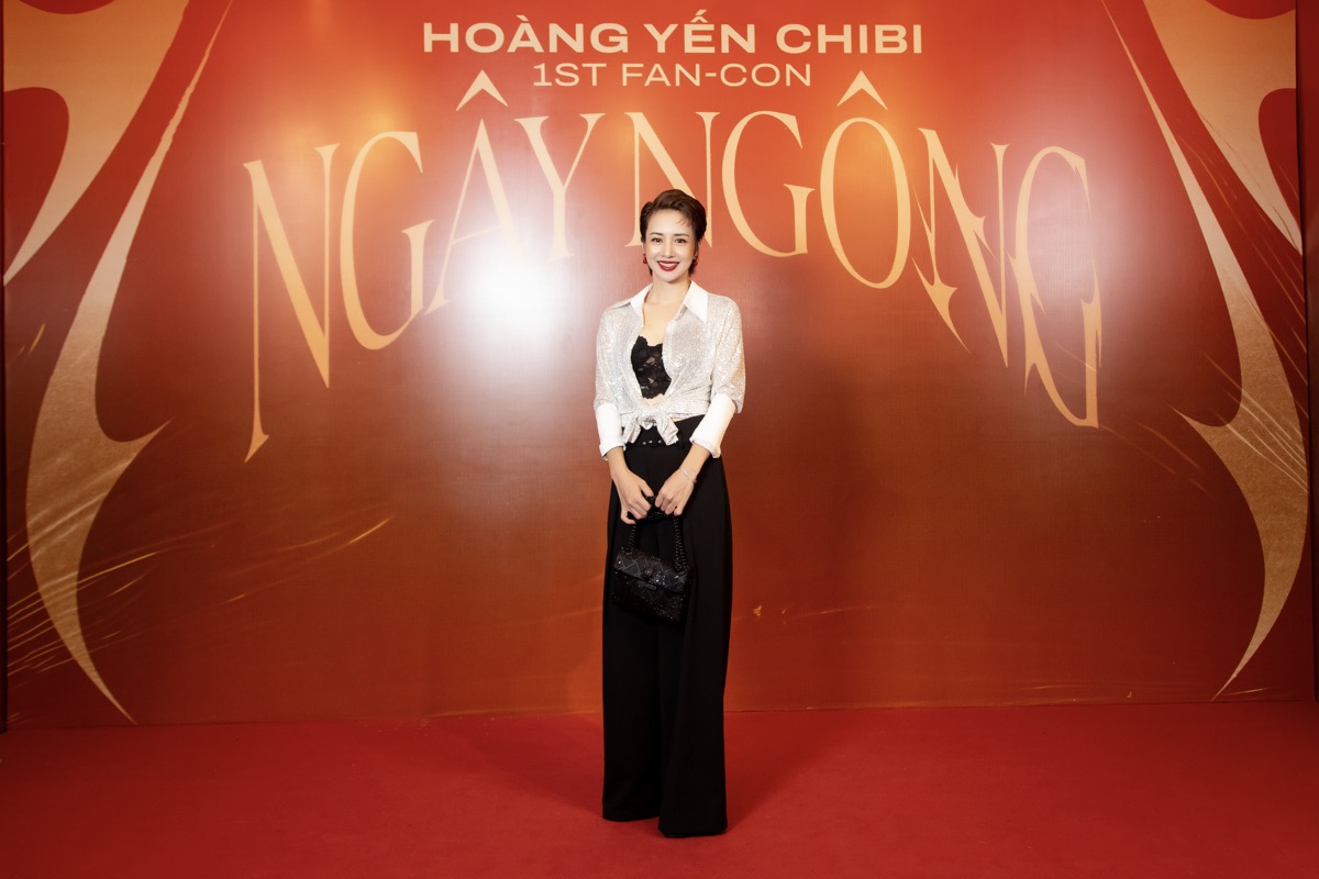 Choáng ngợp trước màn múa kiếm của chị đẹp Thuý Hiền cùng Châu Tuyết Vân tại Fancon Hoàng Yến Chibi