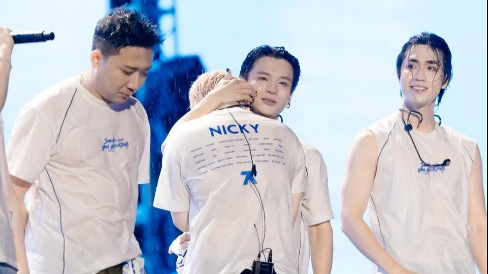 Dương Domic quỳ lạy và tiếc nuối ở concert cuối của Anh trai 'say hi'