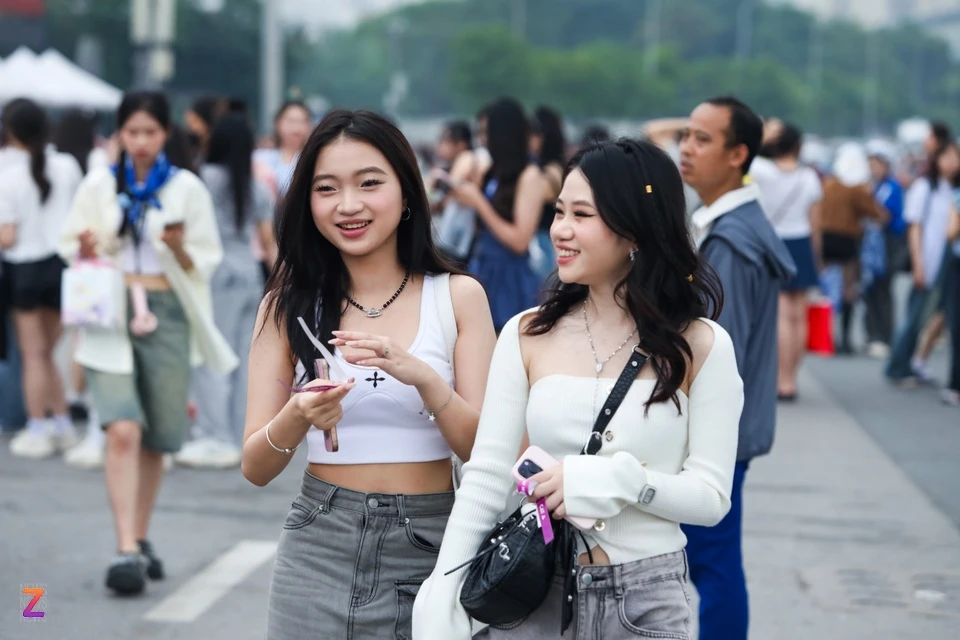 Hàng nghìn người đổ về SVĐ Mỹ Đình xem concert cuối Anh trai say hi