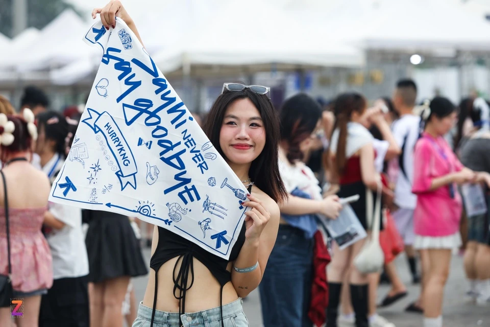 Hàng nghìn người đổ về SVĐ Mỹ Đình xem concert cuối Anh trai say hi