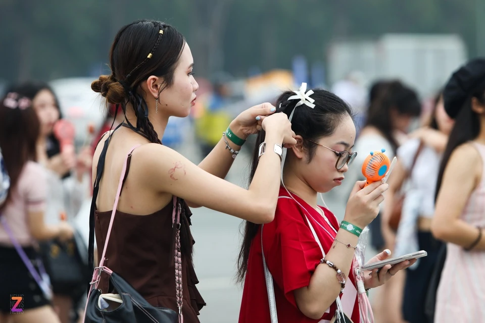 Hàng nghìn người đổ về SVĐ Mỹ Đình xem concert cuối Anh trai say hi