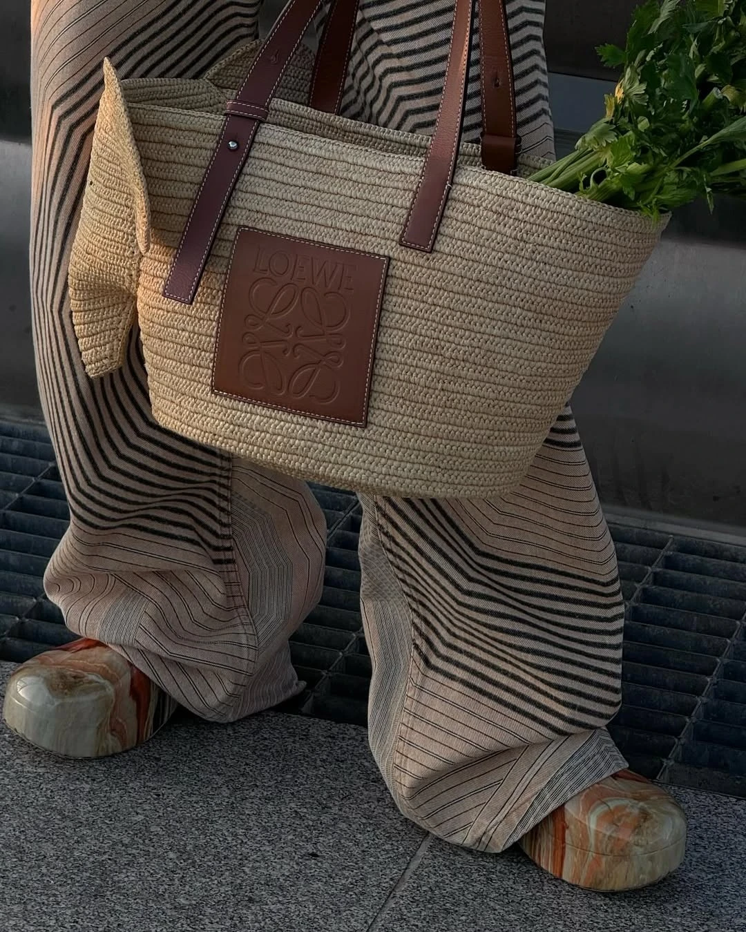 Không chỉ mỗi Sơn Tùng M-TP dùng túi Louis Vuitton đựng trái cây
