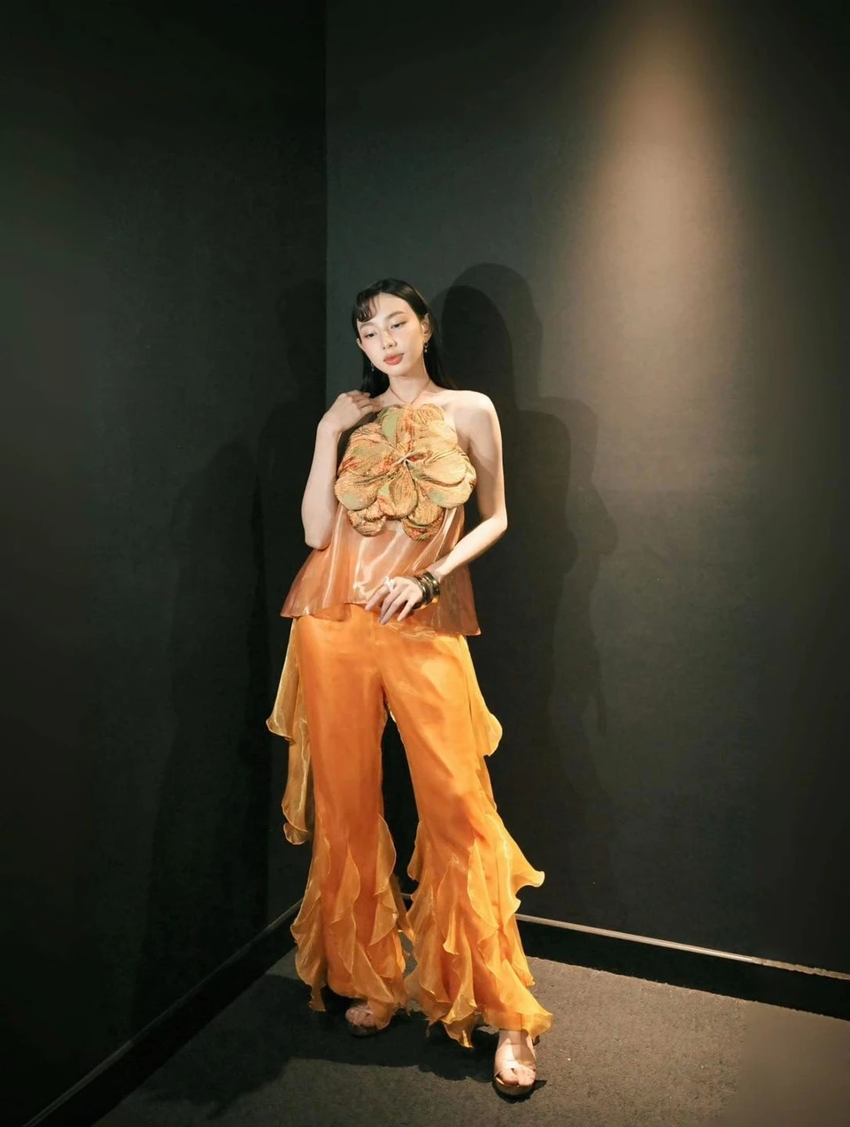 Lan Khuê mặc mốt hở nội y