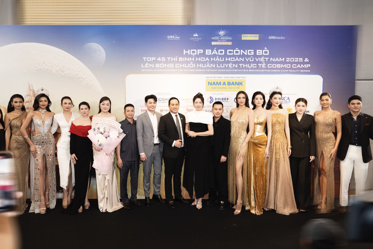 Hoa hậu Hoàng Thanh Nga đón sinh nhật trên thảm đỏ Miss Cosmo Vietnam