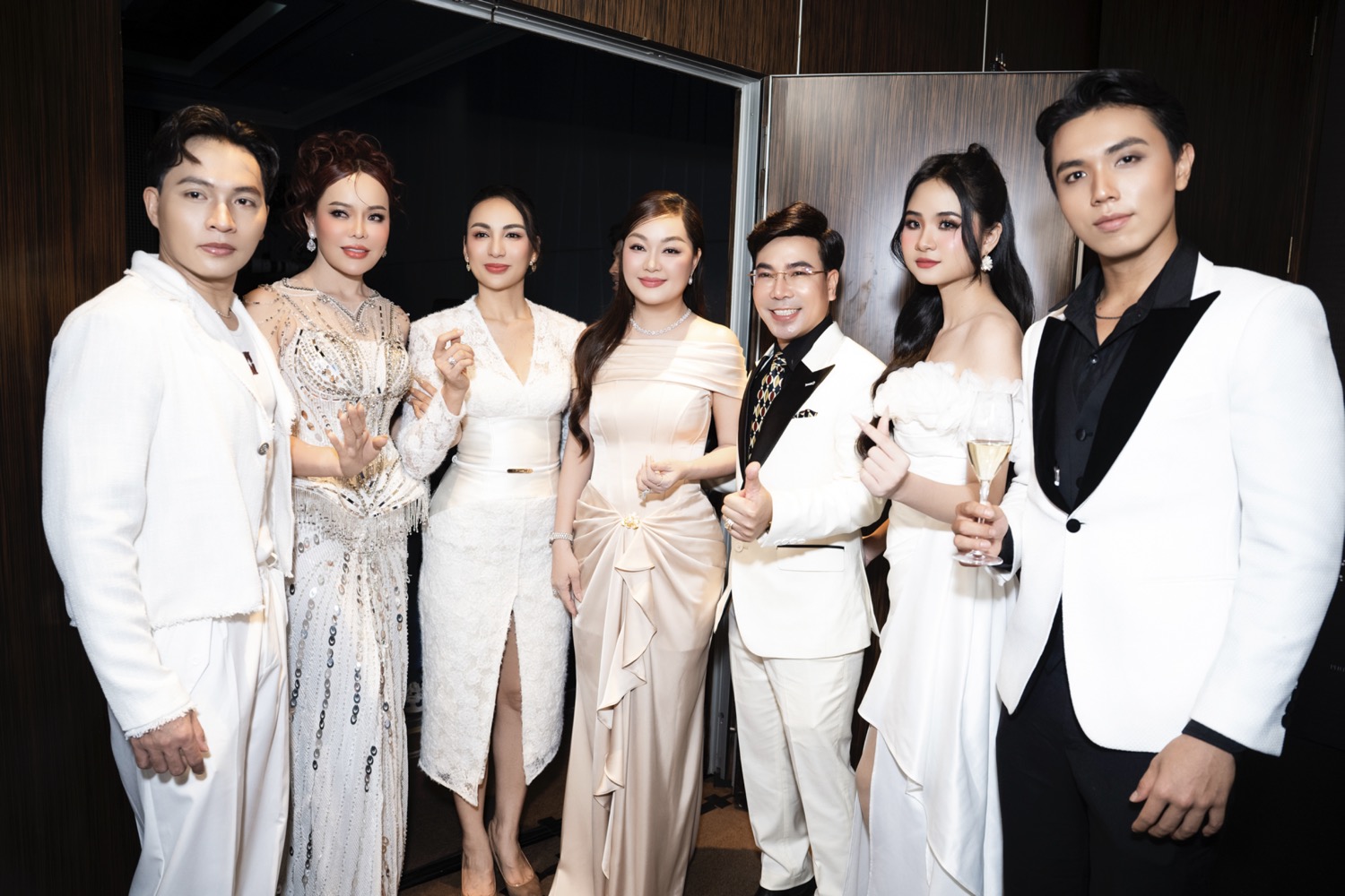 Hoa hậu Hoàng Thanh Nga đón sinh nhật trên thảm đỏ Miss Cosmo Vietnam