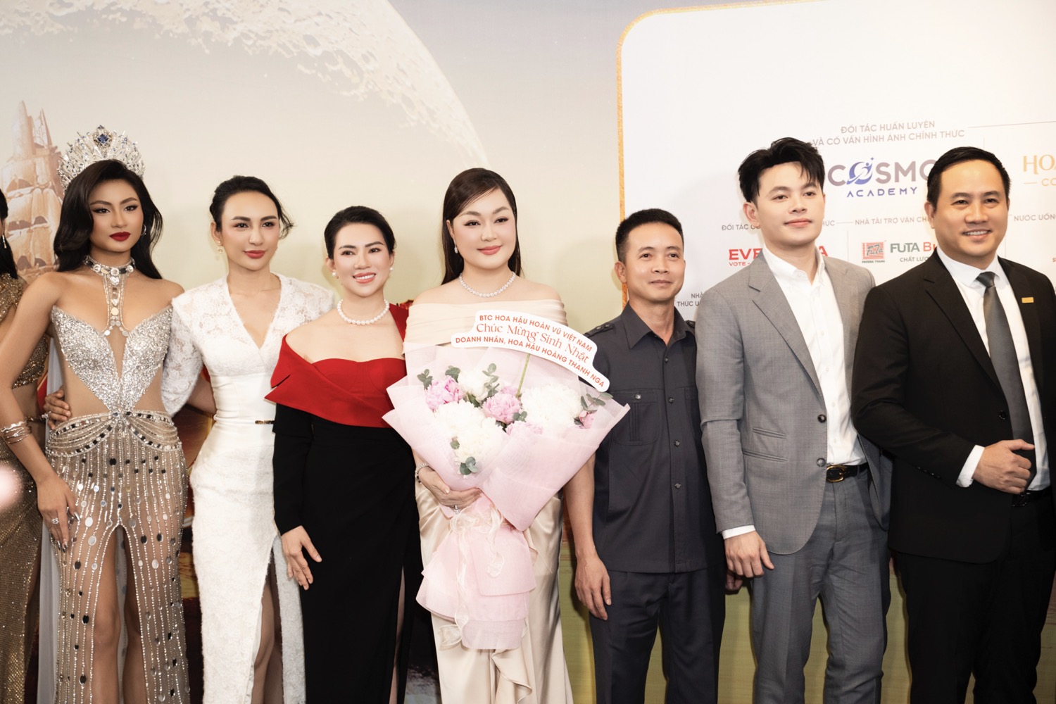 Hoa hậu Hoàng Thanh Nga đón sinh nhật trên thảm đỏ Miss Cosmo Vietnam