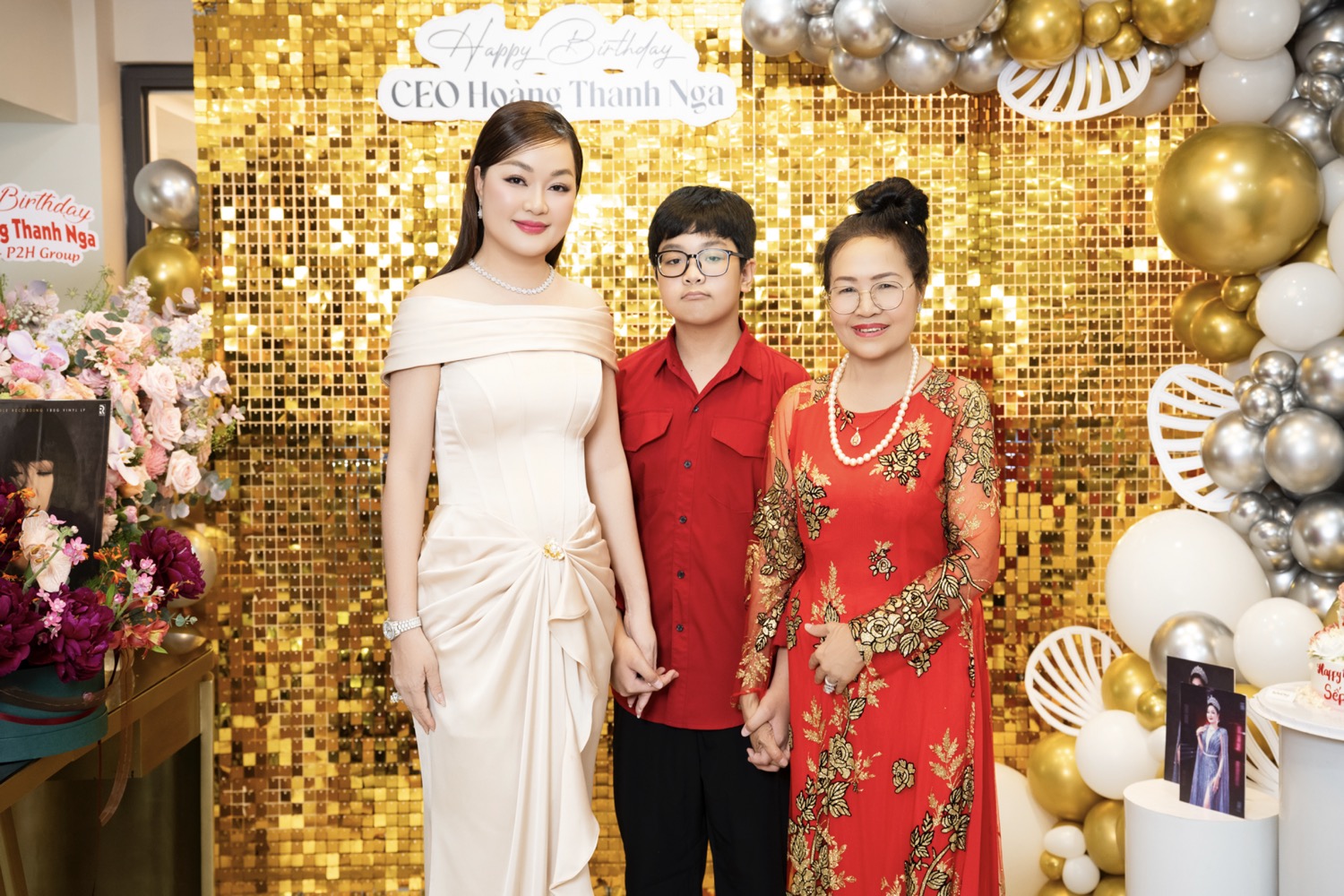 Hoa hậu Hoàng Thanh Nga đón sinh nhật trên thảm đỏ Miss Cosmo Vietnam