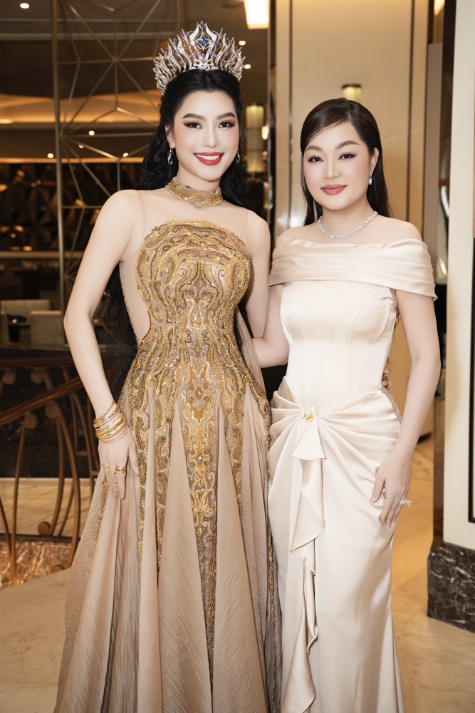 Hoa hậu Hoàng Thanh Nga đón sinh nhật trên thảm đỏ Miss Cosmo Vietnam