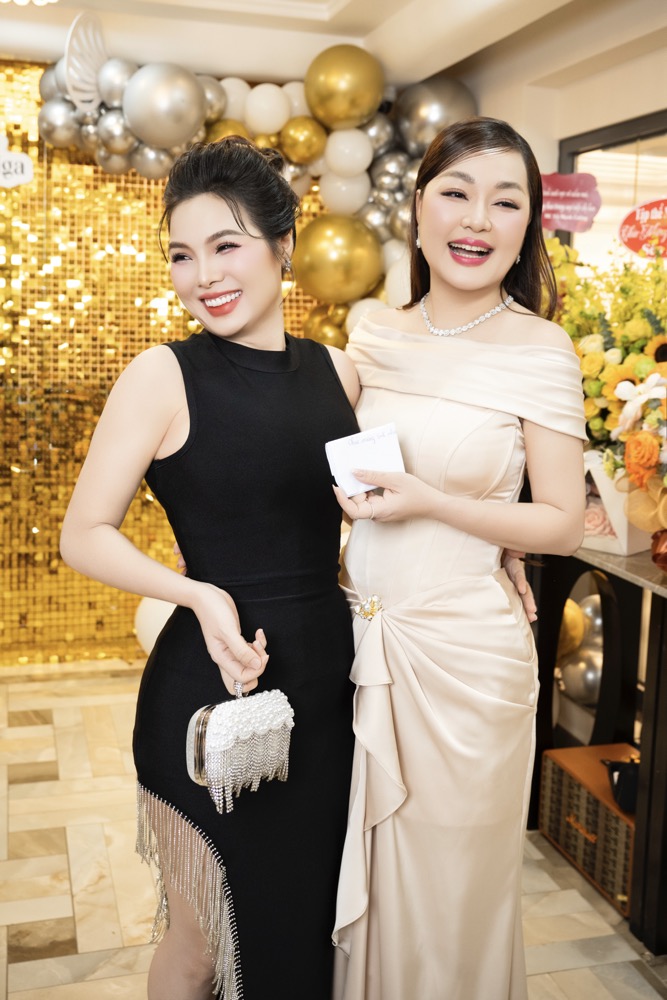 Hoa hậu Hoàng Thanh Nga đón sinh nhật trên thảm đỏ Miss Cosmo Vietnam