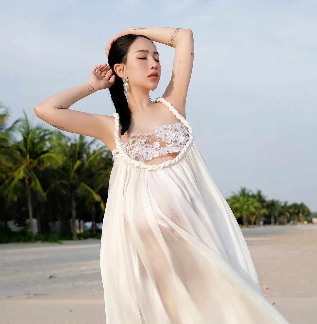 Gu ăn mặc sexy trong 4 lần mang thai của con gái Minh Nhựa