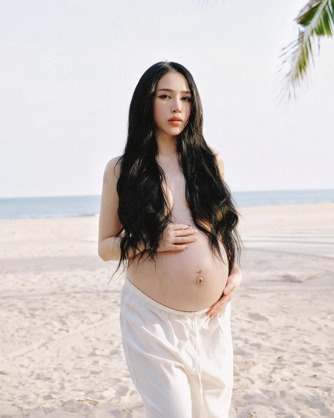 Gu ăn mặc sexy trong 4 lần mang thai của con gái Minh Nhựa