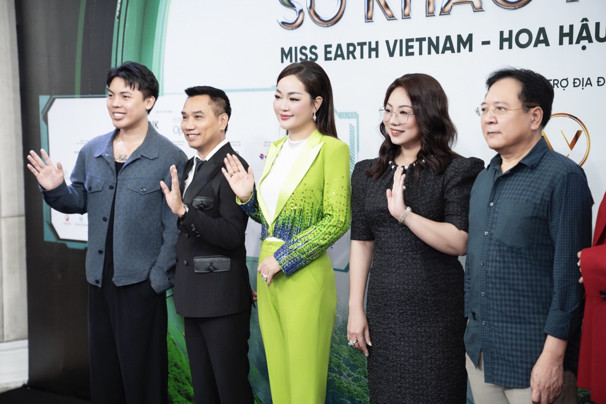 Hoa hậu Hoàng Thanh Nga rạng rỡ với phong cách thời trang quyến rũ, thanh lịch