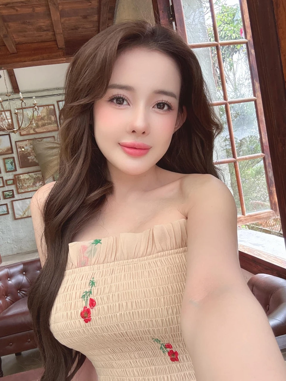 DJ Ngân 98 bị kiểm tra sản phẩm giảm cân nghi chứa chất cấm