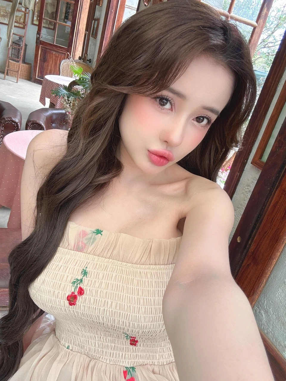 DJ Ngân 98 bị kiểm tra sản phẩm giảm cân nghi chứa chất cấm