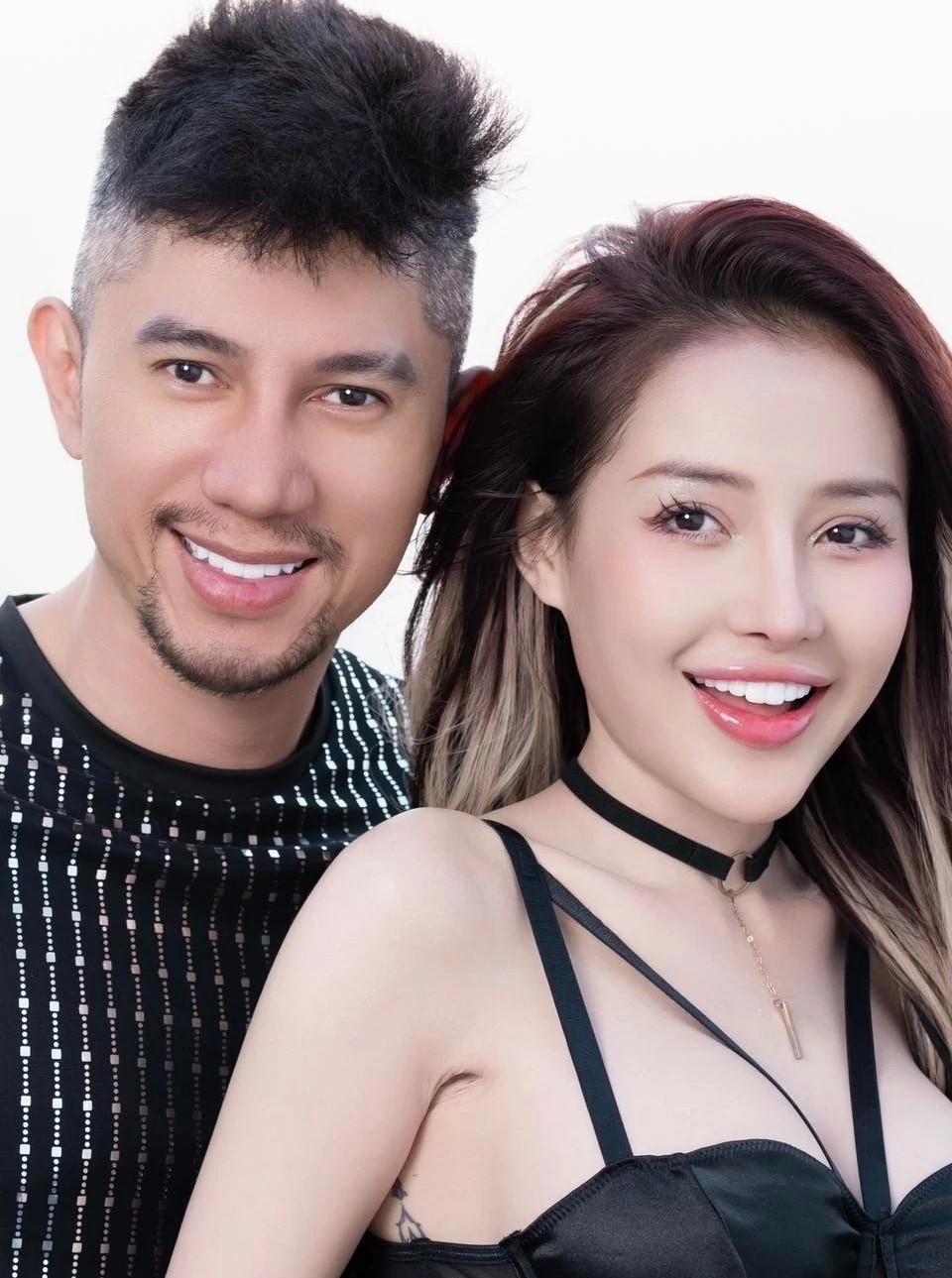 DJ Ngân 98 bị kiểm tra sản phẩm giảm cân nghi chứa chất cấm