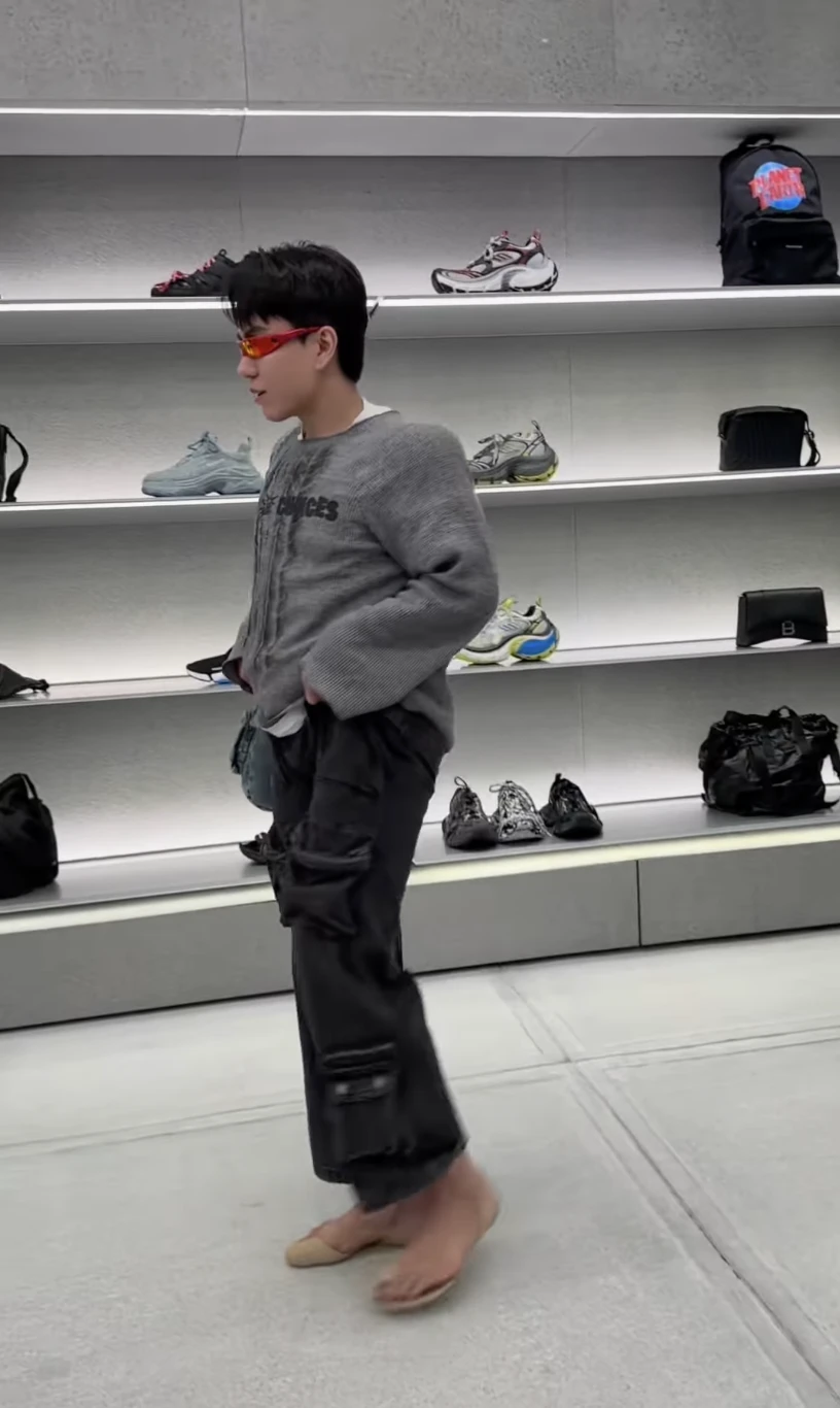 Sneaker hở 4 ngón chân giá 14 triệu đồng gây tranh cãi