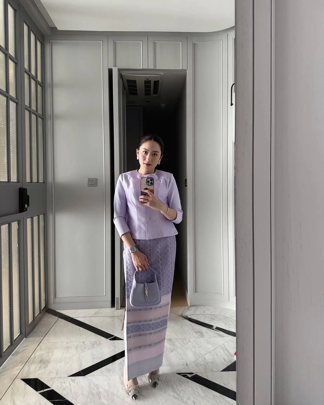 Tủ đồ hàng hiệu của nữ Thủ tướng trẻ nhất Thái Lan