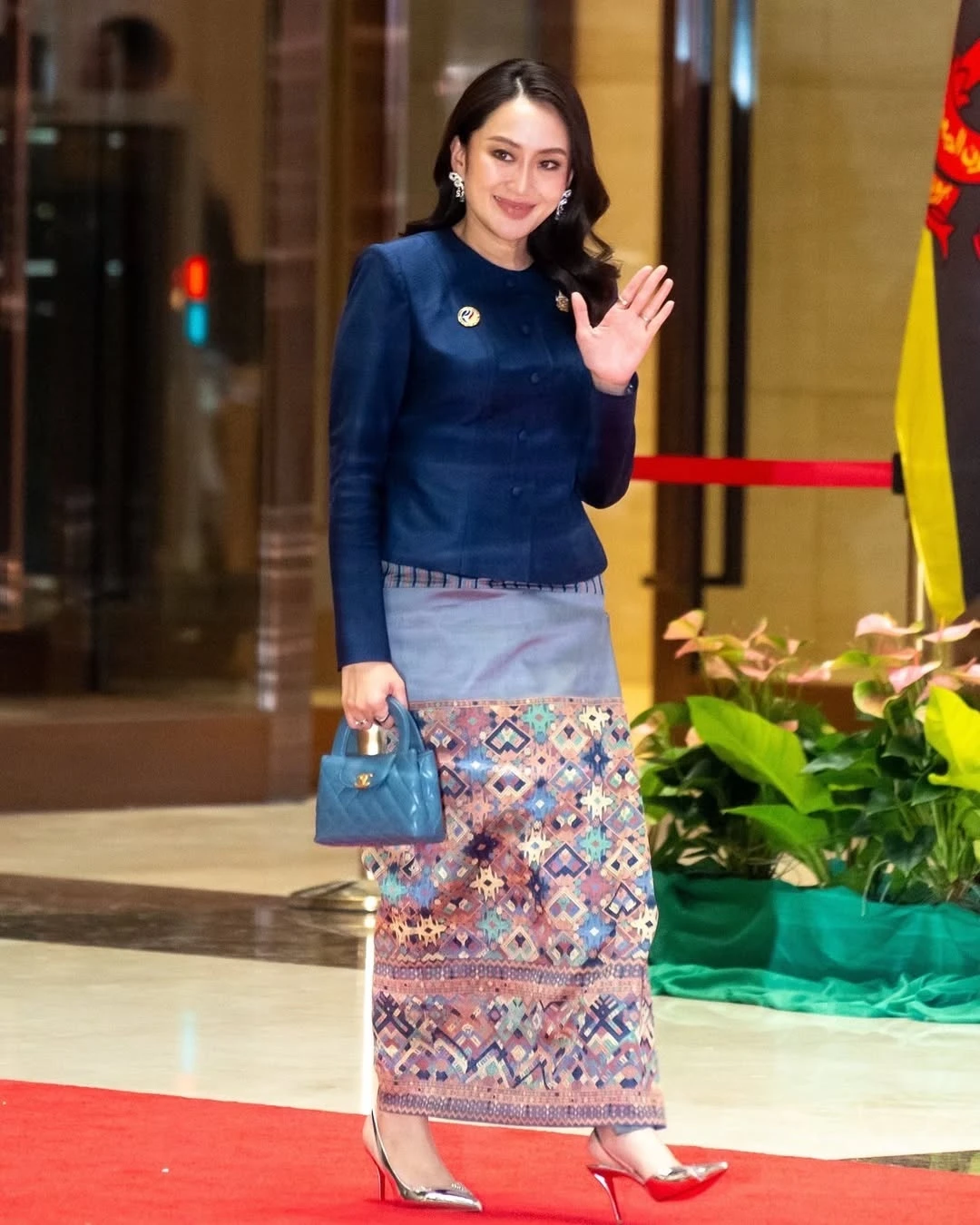 Tủ đồ hàng hiệu của nữ Thủ tướng trẻ nhất Thái Lan