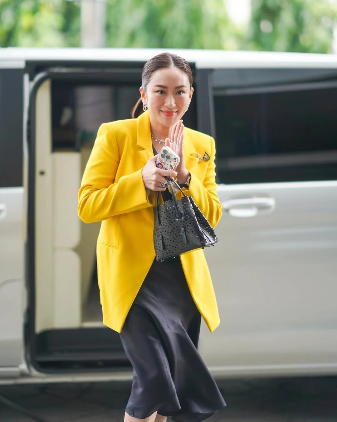 Tủ đồ hàng hiệu của nữ Thủ tướng trẻ nhất Thái Lan