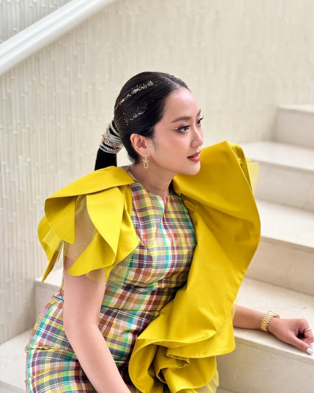 Tủ đồ hàng hiệu của nữ Thủ tướng trẻ nhất Thái Lan