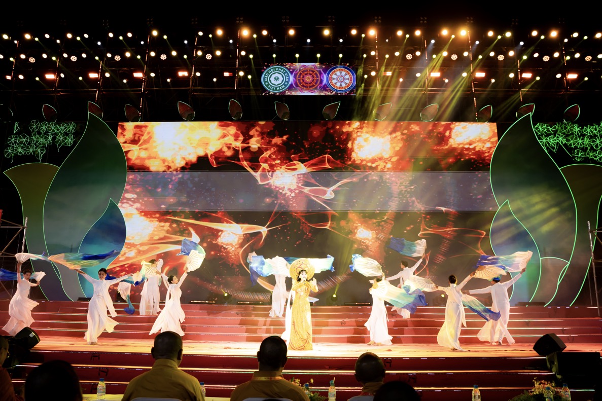 Ca sĩ Trang Nhung duyên dáng áo dài tại chương trình Vesak Rạng Ngời