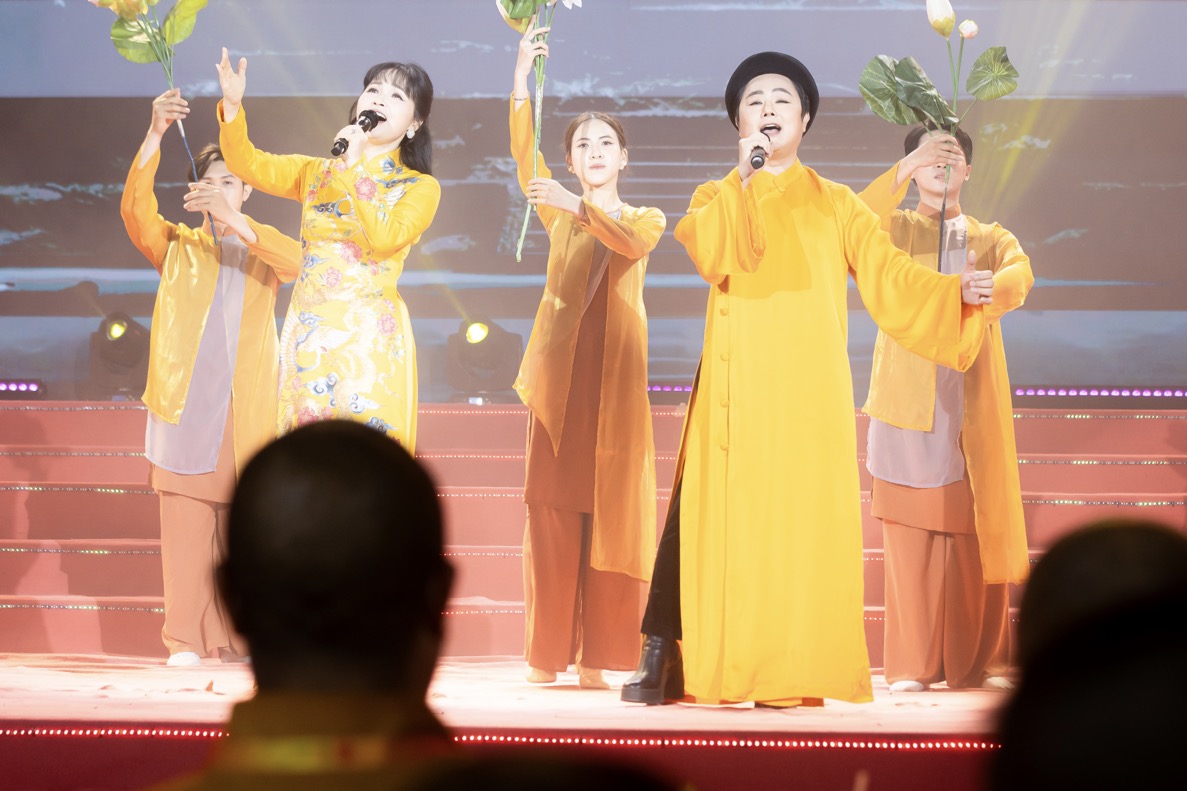 Trang Nhung duyên dáng áo dài hội ngộ dàn nghệ sĩ tại chương trình Vesak Rạng Ngời