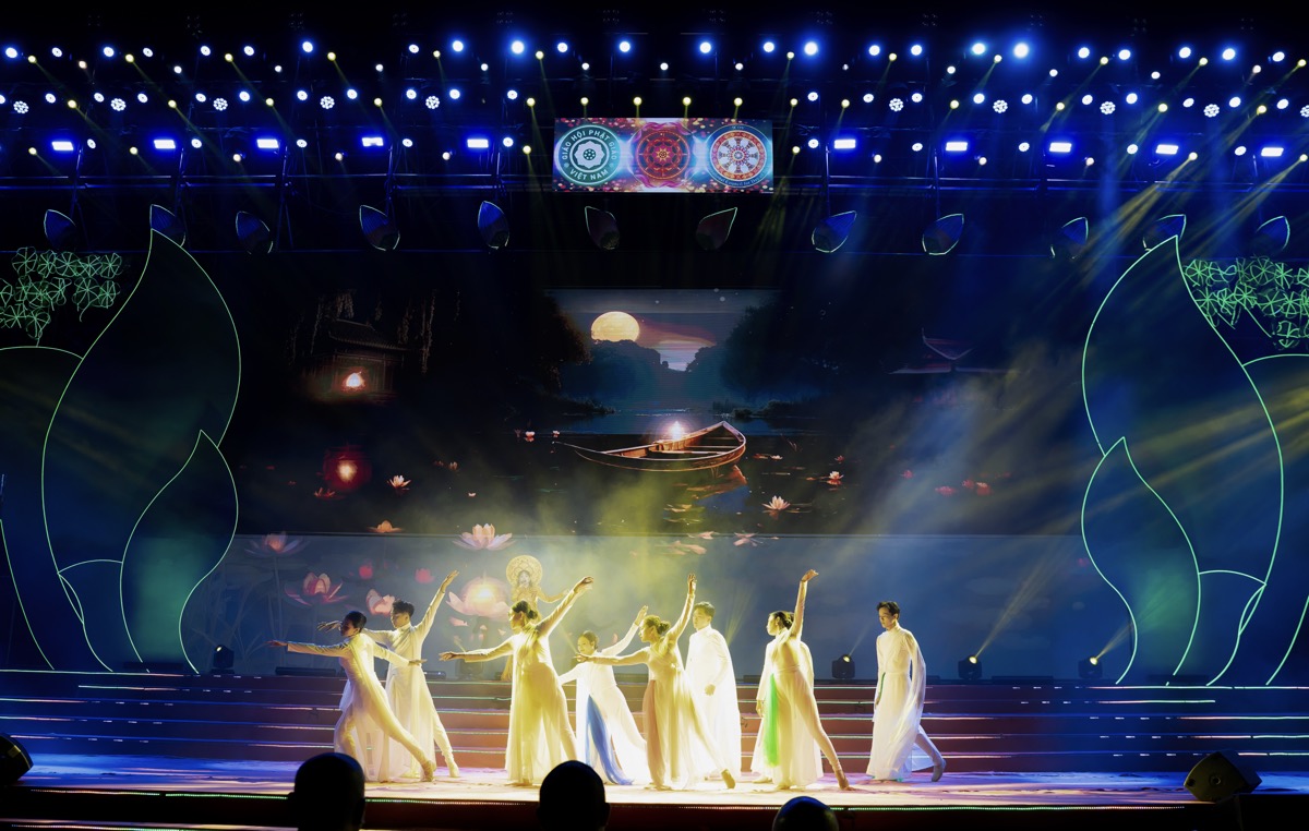 Trang Nhung duyên dáng áo dài hội ngộ dàn nghệ sĩ tại chương trình Vesak Rạng Ngời