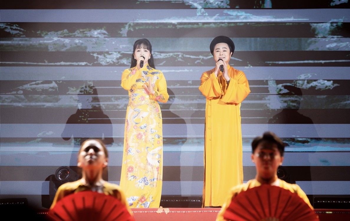 Trang Nhung duyên dáng áo dài hội ngộ dàn nghệ sĩ tại chương trình Vesak Rạng Ngời