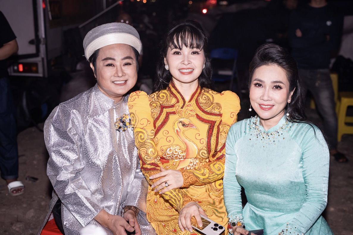 Trang Nhung duyên dáng áo dài hội ngộ dàn nghệ sĩ tại chương trình Vesak Rạng Ngời