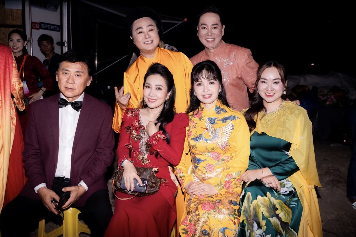 Trang Nhung duyên dáng áo dài hội ngộ dàn nghệ sĩ tại chương trình Vesak Rạng Ngời