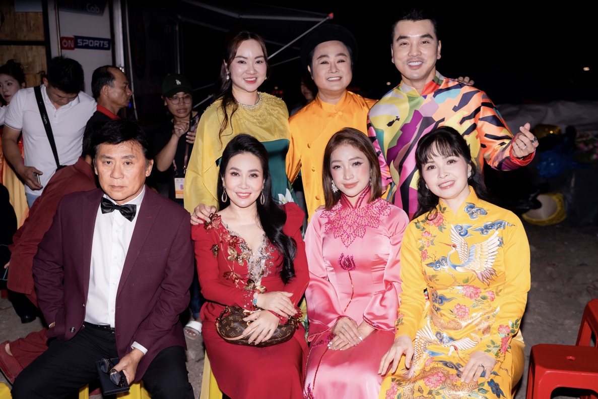 Trang Nhung duyên dáng áo dài hội ngộ dàn nghệ sĩ tại chương trình Vesak Rạng Ngời