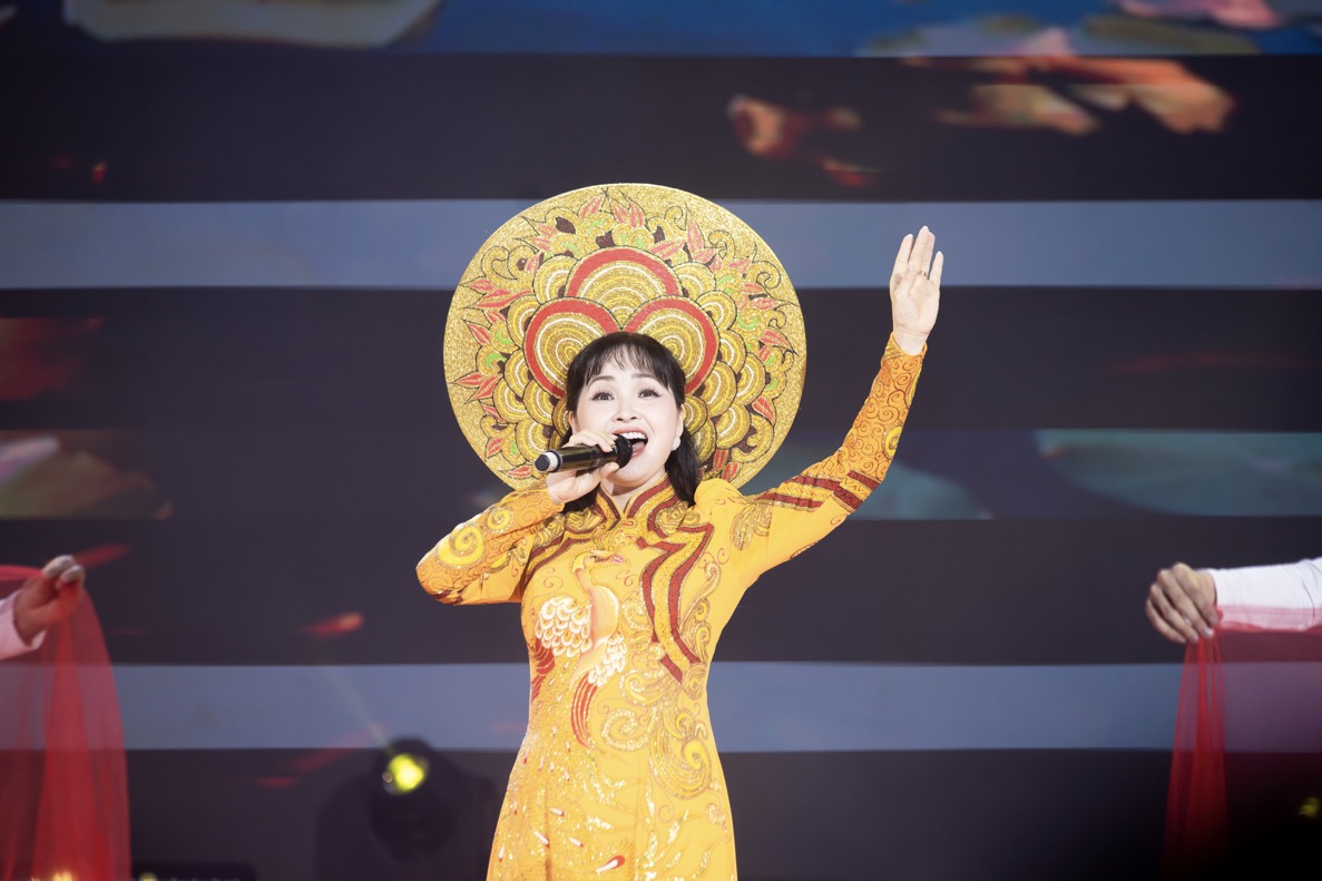 Trang Nhung duyên dáng áo dài hội ngộ dàn nghệ sĩ tại chương trình Vesak Rạng Ngời