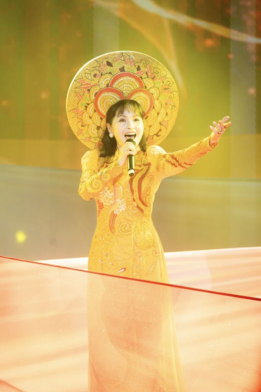 Trang Nhung duyên dáng áo dài hội ngộ dàn nghệ sĩ tại chương trình Vesak Rạng Ngời