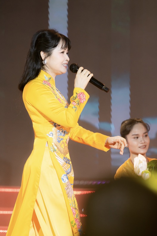 Trang Nhung duyên dáng áo dài hội ngộ dàn nghệ sĩ tại chương trình Vesak Rạng Ngời