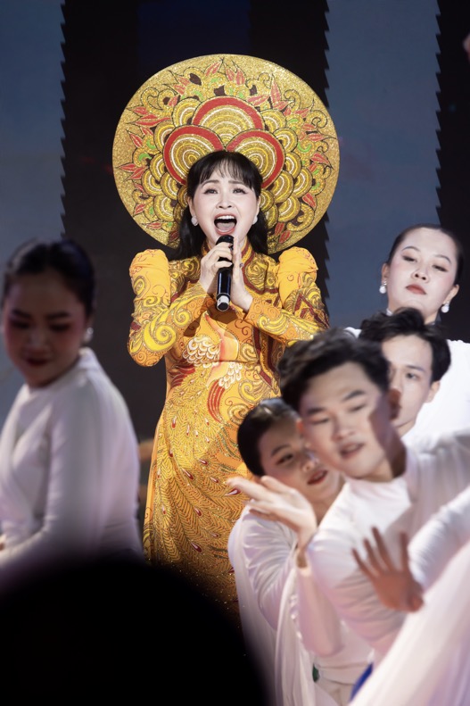 Trang Nhung duyên dáng áo dài hội ngộ dàn nghệ sĩ tại chương trình Vesak Rạng Ngời