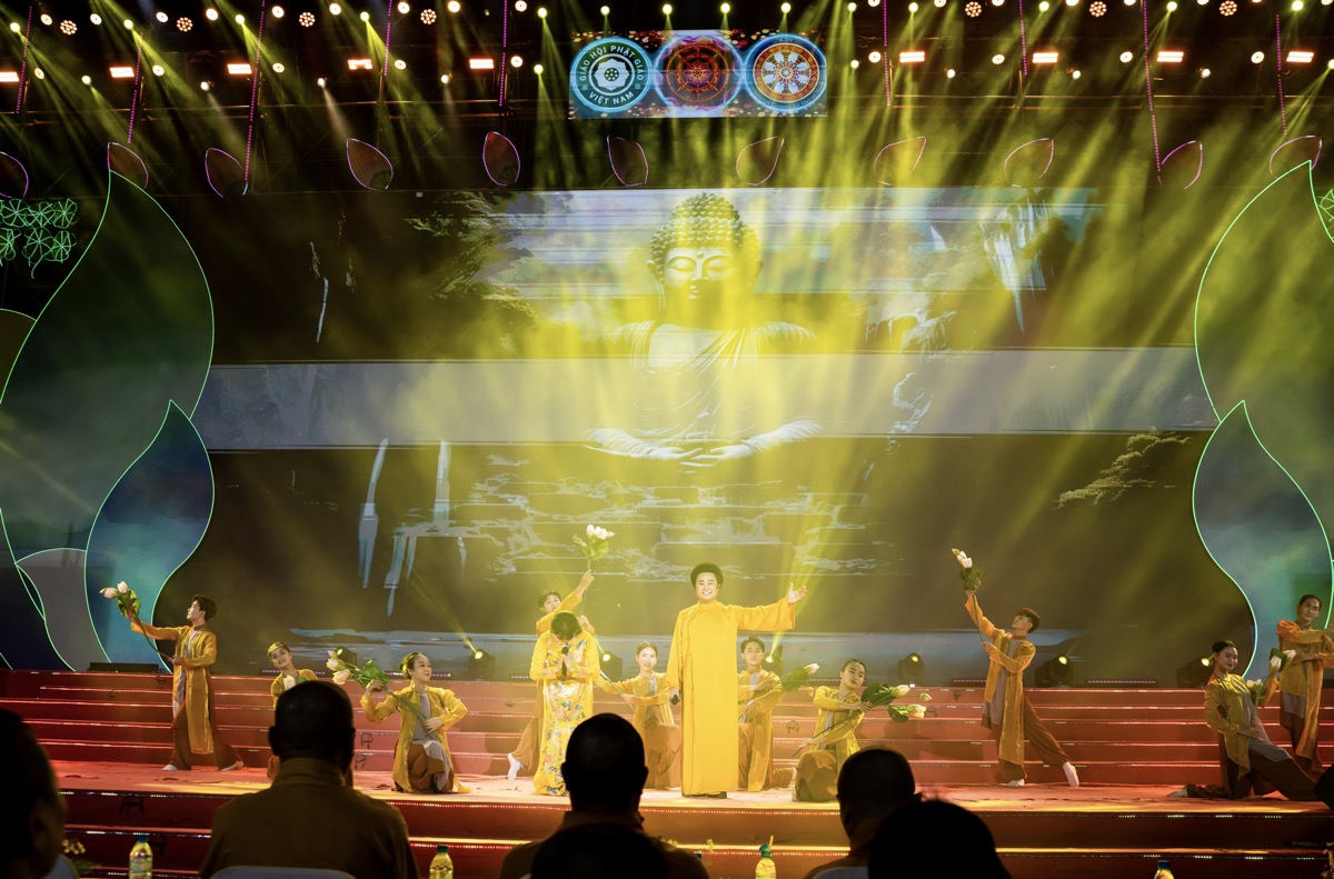Trang Nhung duyên dáng áo dài hội ngộ dàn nghệ sĩ tại chương trình Vesak Rạng Ngời