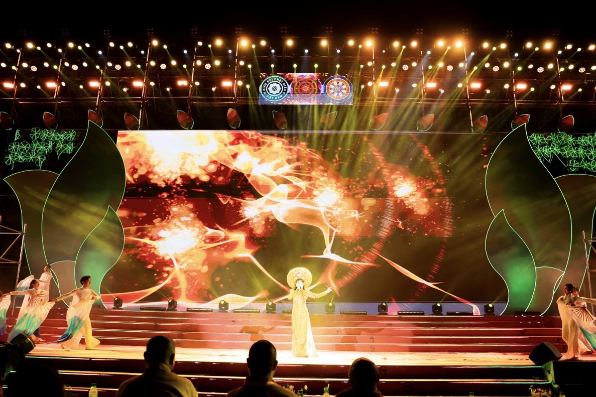 Trang Nhung duyên dáng áo dài hội ngộ dàn nghệ sĩ tại chương trình Vesak Rạng Ngời