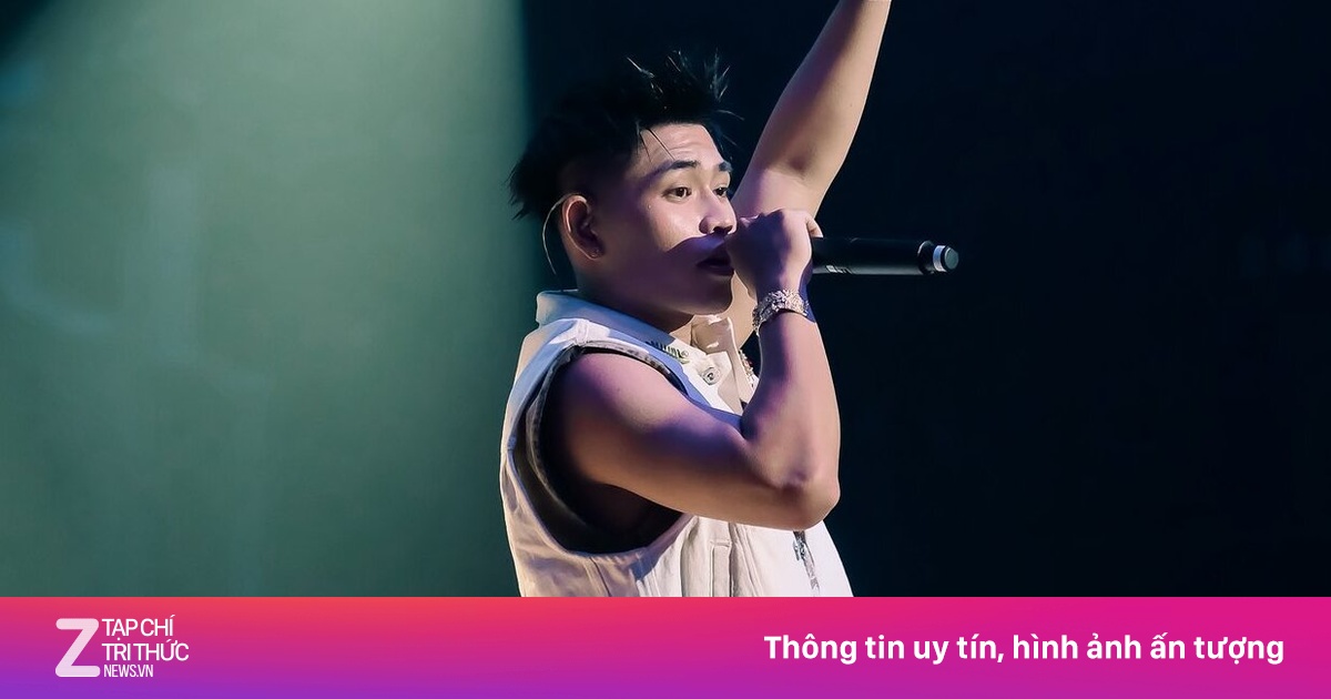 Rapper Tez mặc quần tụt gây tranh cãi