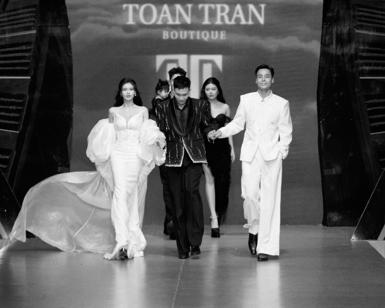 Ngắm nhan sắc ngày càng thăng hoa của Trương Quỳnh Anh khi trình diễn thời trang