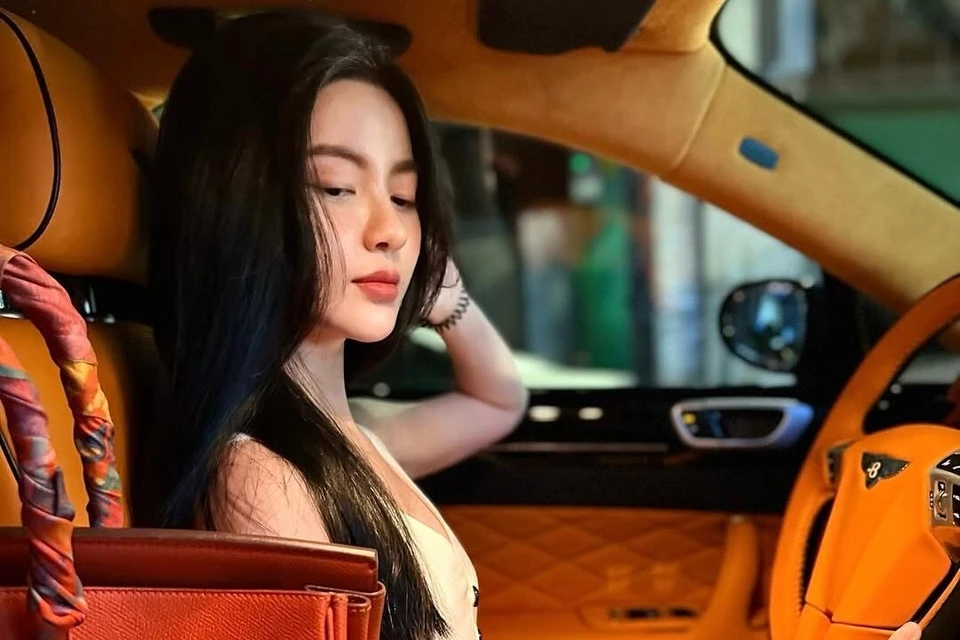 Vợ Quang Hải khoe túi Hermès chồng tặng ngay sau trận thua Malaysia