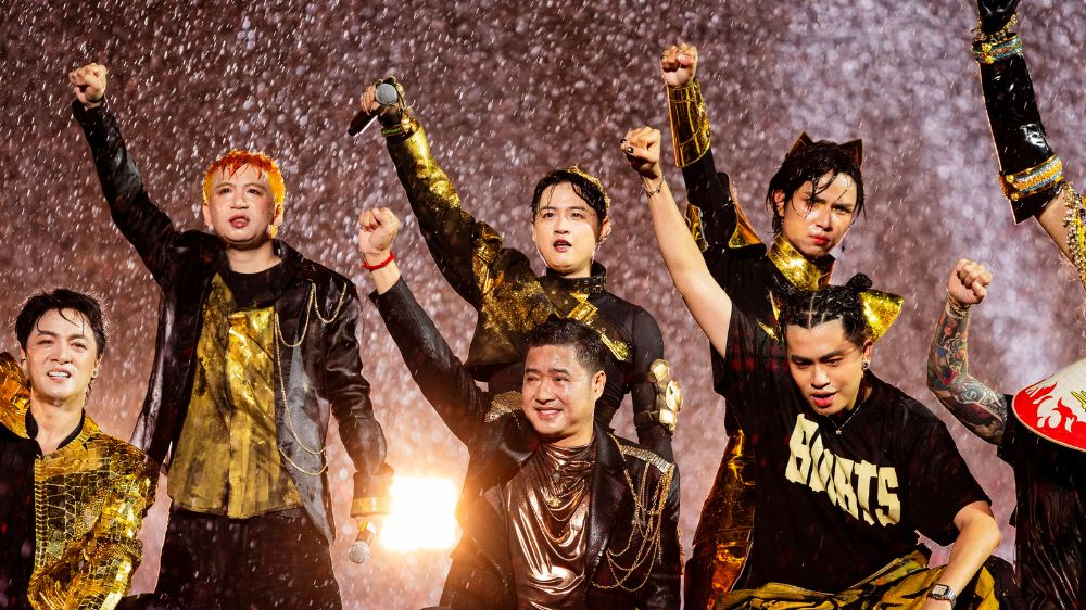 Concert Anh Trai Vượt Ngàn Chông Gai Day 6 kéo dài 6 tiếng liên tục dưới mưa lớn