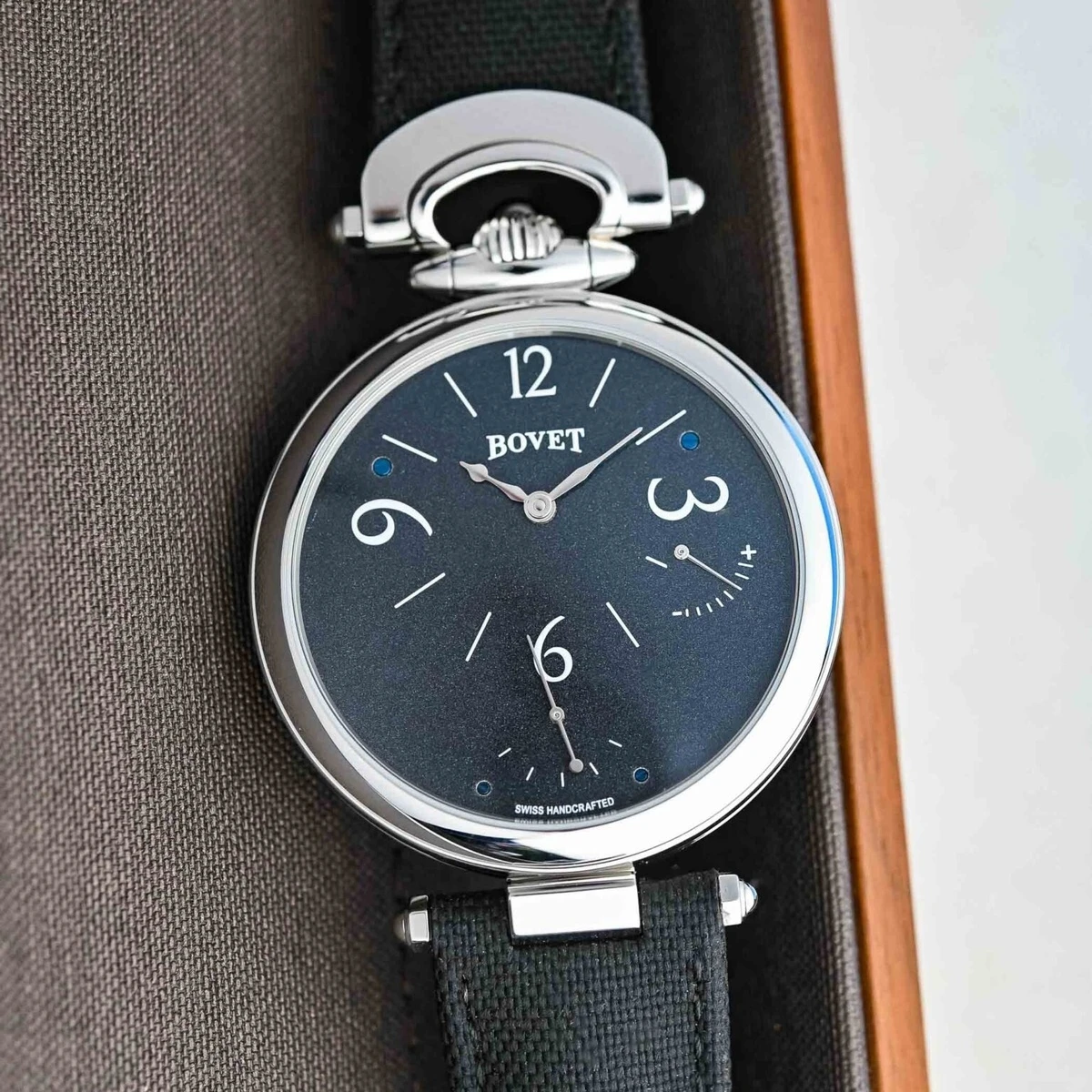 Đồng hồ hơn 19.000 USD chứa cát ở tất cả tiểu vương quốc thuộc UAE