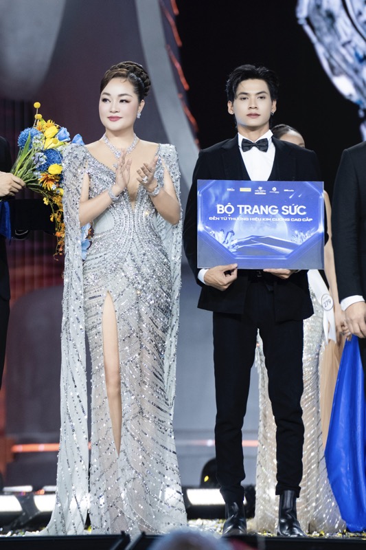 Phong cách thời trang dạ hội quyến rũ của Hoa hậu Hoàng Thanh Nga