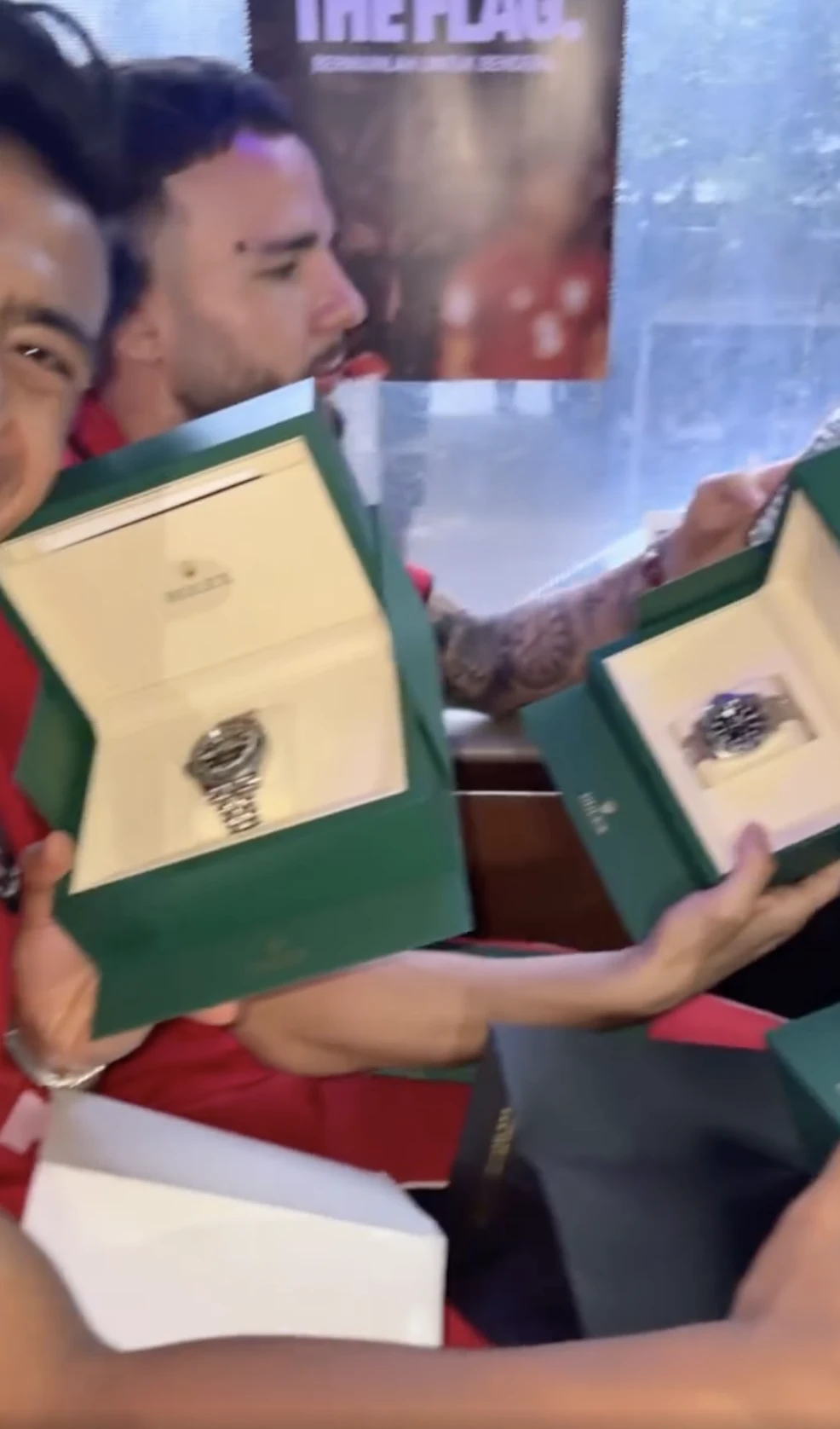 Cận cảnh đồng hồ Rolex 16.000 USD tổng thống tặng đội tuyển Indonesia