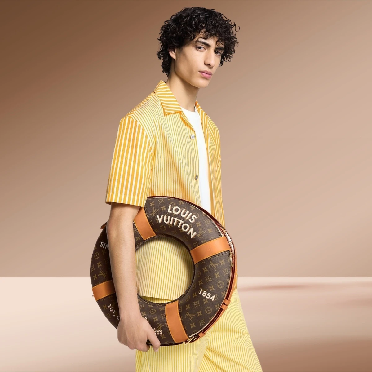 'Phao cứu sinh' 10.000 USD của Louis Vuitton vấp tranh cãi
