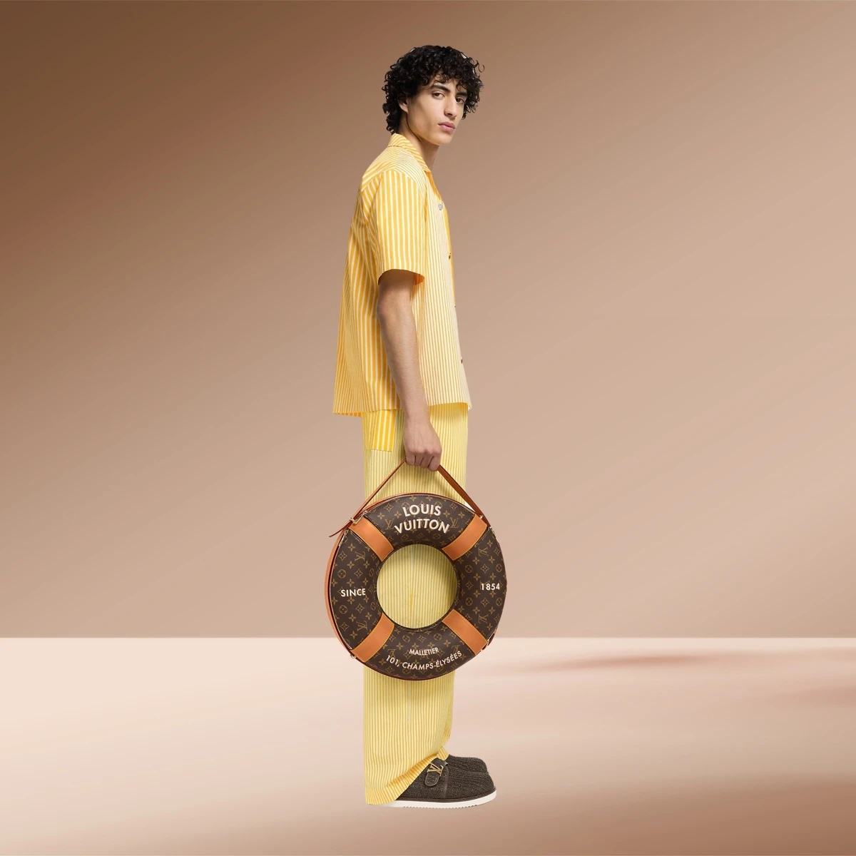 'Phao cứu sinh' 10.000 USD của Louis Vuitton vấp tranh cãi