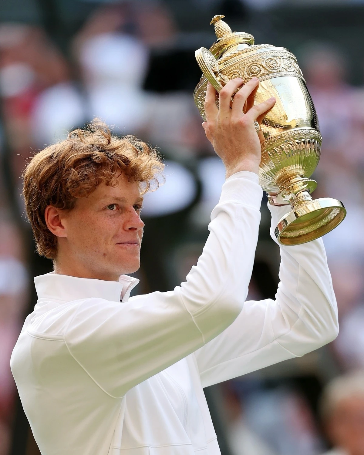 Sinner lại đeo đồng hồ Rolex 43.000 USD khi nâng cúp vô địch Wimbledon
