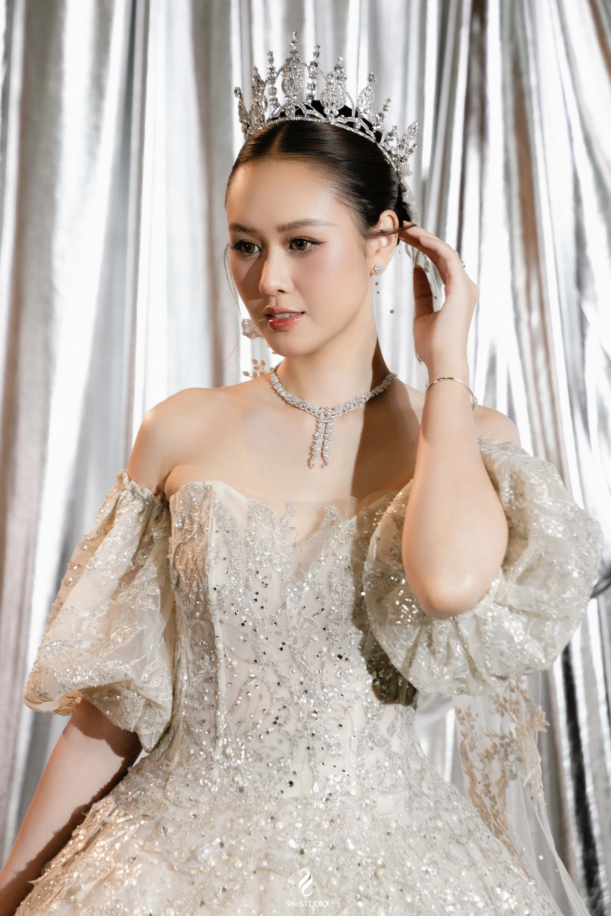 Anh Phạm tỏa sáng với trang sức cưới kim cương Mobius